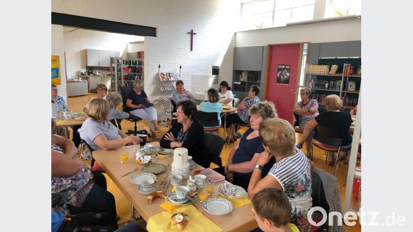 Zum Frühstückscafe servieren die Damen vom Bücherteam auch Geschichten. Bild: gz
