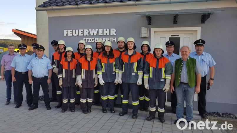 Die Feuerwehr Etzgersrieth legte mit Bravour die Leistungsprüfungen der Stufen von 1-6 ab. Dazu gratulierten Bürgermeister Hermann Ach (links) sowie die beiden Vorsitzenden Rudolf Mitlmeier (Dritter von rechts) und Fritz Steinhilber (Zweiter von rechts). Bild: gi