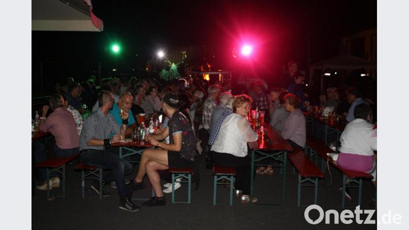 Für mächtig Stimmung sorgt das &quot;Gipfel-Trio&quot; aus Speichersdorf beim Open-Air der KLJB. Bild: edo