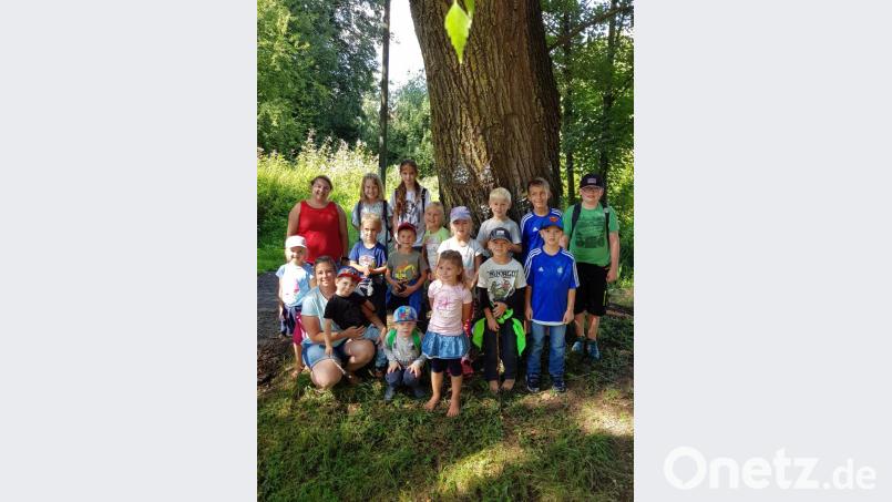 15 Schatzsucher machen sich zusammen mit den Betreuerinnen Jessica Ruppert und Kristina Merkl (Zweite und Dritte von links) auf den abenteuerlichen Weg durch die Vilsauen. Bild: Stefanie Gradl