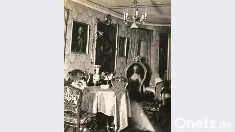 Ein Paravent mit dem Porträt von Herzogin Elisabeth Friederike Sophie (1732 bis 1780) befand sich ebenfalls eine Zeitlang auf Schloss Wolframshof, wie eine wohl vor dem Brand 1920 entstandene Aufnahme (Bild) zeigt. Repro: Anton Heindl/exb