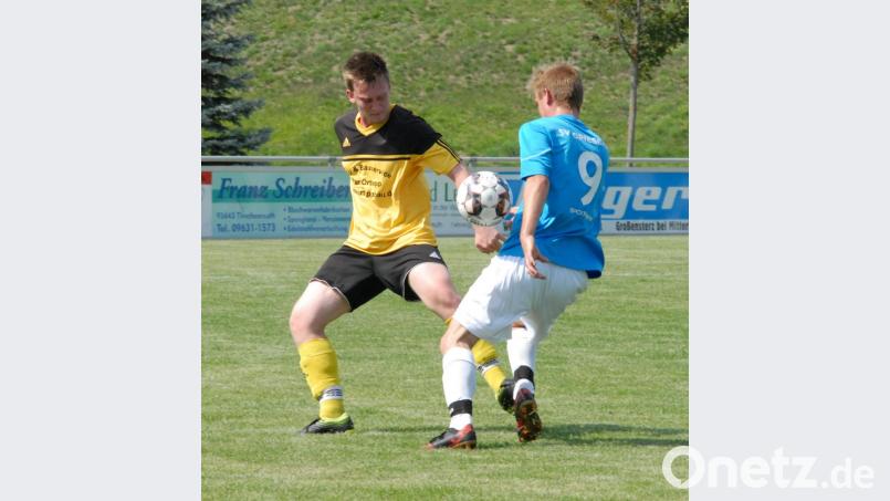 Kreisklassen-Spitzenreiter FC Tirschenreuth II fertigte die SG Griesbach/Großkonreuth mit 5:1 ab. Hier stoppt Benedikt Schirmer (links) den Gästespieler Julian Burger. Bild: gb