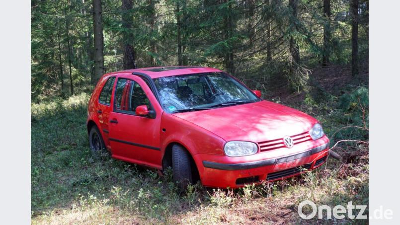 Beim roten Golf blinkte sogar noch das Autoradio. Bild: bkr