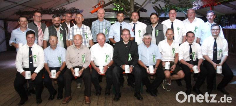 Der Burschenverein Neukirchen ehrte die 22 Vorsitzenden seit 1963. Sie bekamen einen Erinnerungskrug und ein Festabzeichen. Bild: Hirsch