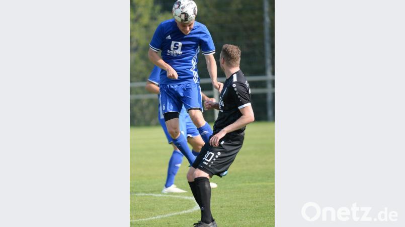 3:1-Erfolg für den SV Raigering (in Blau) gegen den 1. FC Schwarzenfeld. Hier gewinnt Florian Haller (links) ein Kopfballduell gegen Felix Peter. Bild: brü