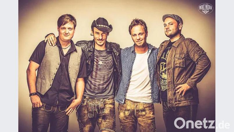 Chris, Tilo, Dominik und Toni (von links) sind die Rockband &quot;Hoaß&quot;. Sie feiern in Floß ihren Premieren-Auftritt. Bild[M]: Hoaß