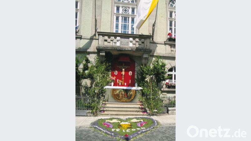 So kennen die Bärnauer das Maurus-Fuchs-Gemälde: Als Zierde für den Fronleichnamsaltar vor dem Rathaus. Bild: Ingrid Leser/exb