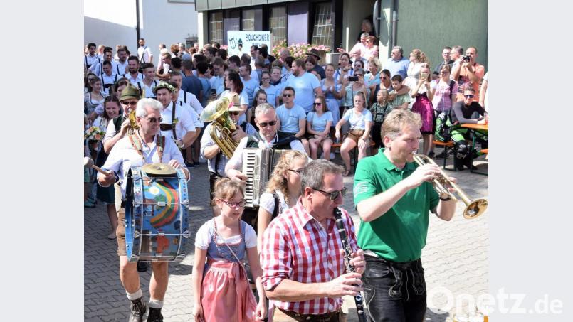 Einzug zum Baumaustanzen: Mit den Musikern der Gruppe Wöidarawöll haben die Mendorferbucher Kirwapaare eine tolle Festkapelle in ihren Reihen. Bild: bö