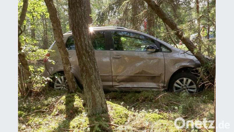 Nach der Berührung mit einem anderen Wagen landete dieser VW im Wald. Bild: dmra
