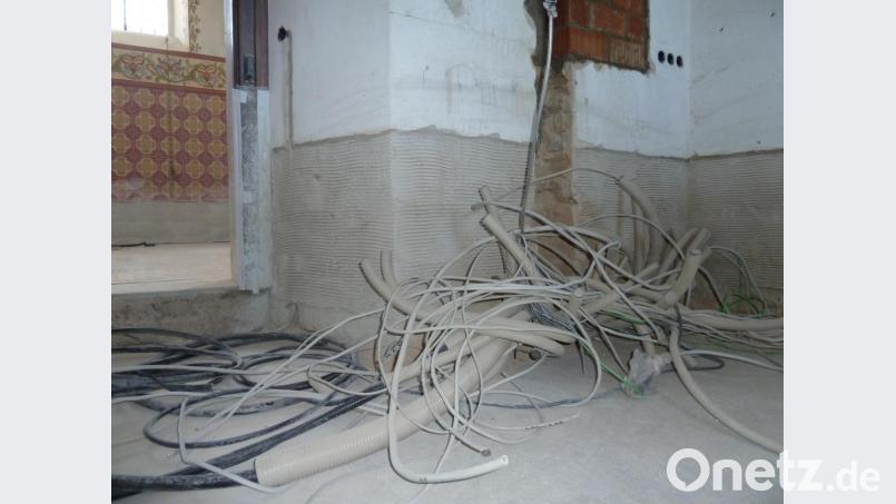 Kabelsalat in der 1990 angebauten Sakristei. Hier wird die neue Stromleitung im Schaltkasten zusammengeführt. Bild: Portner