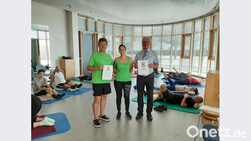 Stolz auf die Auszeichnung, zu den zehn besten Partnern bei Gesundheitsprävention in Deutschland zu gehören, zeigen sich der Leiter des Kundenbereiches Medizin, Physiotherapeut Horst Scholz (links), Physiotherapeutin Corinna Leiß und Sibyllenbadleiter Gerhard Geiger, die allen Gästen und Partnern für diese Wertung danken. Bild: Kurmittelhaus Sibyllenbad/exb