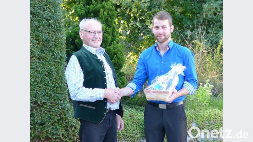 Über ein Vierteljahrhundert stand Rudolf Kramer (links) an der Spitze der MMC Kulz. Sein Nachfolger Max Weingärtner sprach ein großes Dankeschön aus und überreichte ein Geschenk. Bild: bej