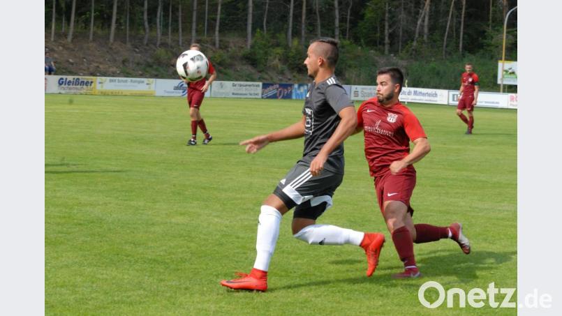 Die SG SV Mitterteich II/SV Steinmühle I (links Daniel Lauterbach) kassierte gegen den TSV Waldershof (rechts Christian Heinrich) mit 3:6 die dritte Niederlage in Folge. Bild: gb