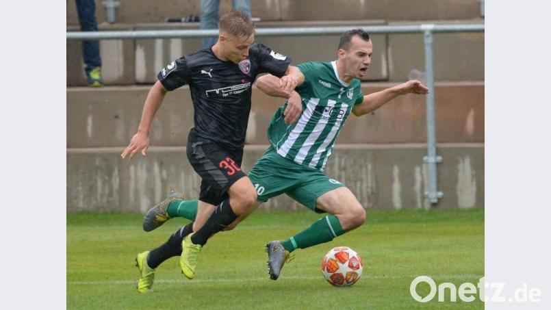 Timo Kohler (rechts, hier gegen Ingolstadt im Pokal) ist durch seine Schnelligkeit oft nur durch ein Foul zu stoppen. In Erlangen holte er einen Elfmeter heraus. Bild: ref