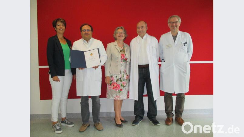 Christine Kick, Leiterin Patienten- und Pflegemanagement (von links), Ärztlicher Direktor Dr. Markus Wittmann, Rosemarie Schopper, vom Arbeitskreis Gerontopsychiatrie der Psychosozialen Arbeitsgemeinschaft Nordoberpfalz, Leitender Oberarzt Dr. Martin Breininger und ärztlicher Stationsleiter Gerontopsychiatrie Peter Beer, freuen sich über die Anerkennung. Bild: exb/medbo/Giering