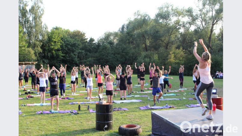 Sonne, Sport und Schwitzen: Für Trainerin Samira Gmelch ist das kein Problem. Das Freiluft-Training begeisterte Groß und Klein und auch Kurzentschlossene ließen sich mitreißen. Bild: Dagmar Williamson, dwi