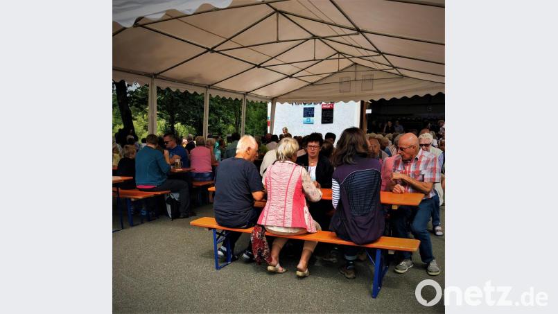 Die Gäste genossen beim Sommerfest der Feuerwehr die Unterhaltung an den Tischen und freuten sich über eine gute Bewirtung. Bild: sns