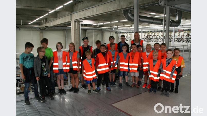 Die jungen, interessierten Besucher in der Cube-Montagehalle mit Marie Korzen von der Marketing-Abteilung. Bild: fpoz