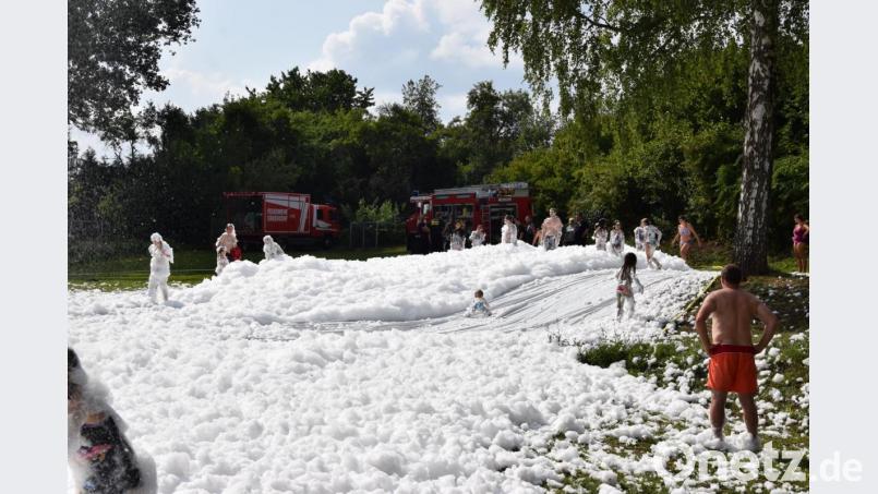 Schaumrutsche der Feuerwehr Erbendorf im Freibad Erbendorf anlässlich des Ferienprogramms der Steinwaldstadt. Bild: mde