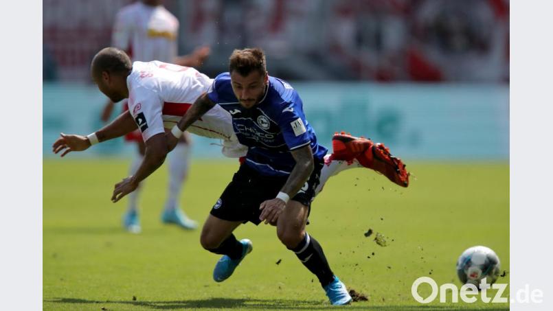 Viele Zweikämpfe prägten das Spiel der Jahn-Elf gegen Bielefeld. Hier zieht Jann George (links) den Kürzeren gegen Jonathan Clauss. Bild: agentur_dpa