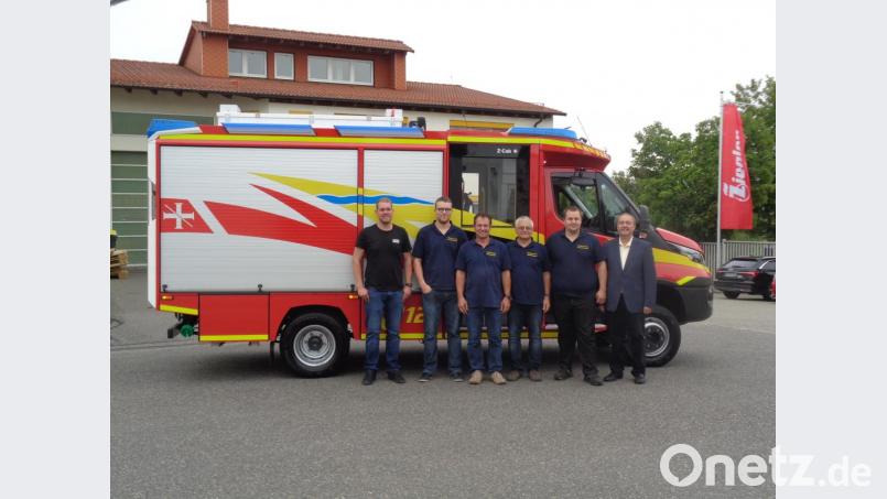 Die Gebenbacher Feuerwehrleute Tobias Milde, Christian Weber, Jürgen Heinz, Thomas Schöpf und Georg Wisneth sowie Bürgermeister Peter Dotzler (von links) übernahmen das neue Mittlere Löschfahrzeug (MLF) der FFW Gebenbach-Kainsricht. Bild: dpe