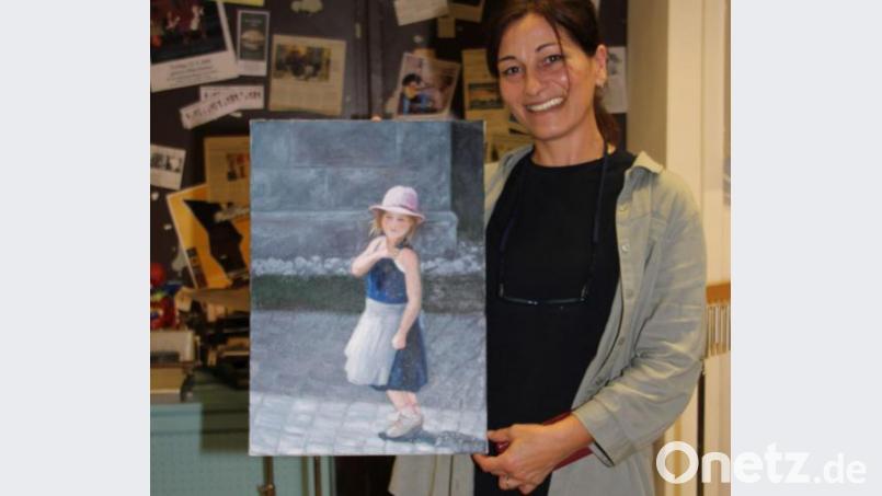 Die georgische Künstlerin Irine Shotadze zeigt das Ölgemälde, das nun versteigert wird. Der Erlös soll einem Waisenhaus zugute kommen. Bild: ads