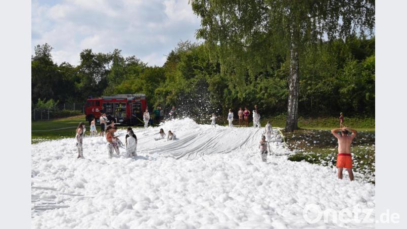 Schaumrutsche der Feuerwehr Erbendorf im Freibad Erbendorf anlässlich des Ferienprogramms der Steinwaldstadt. Bild: mde