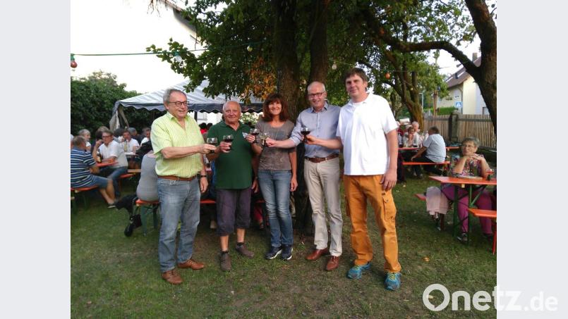 Auf ein gelingendes Weinfest stoßen sie im Färbergarten an (von links): stellvertretender Landrat Hans Kummert, Vorsitzender Erich Kelsch, Hahnbachs Dritte Bürgermeisterin Evi Höllerer, Bürgermeister Bernhard Linder und Andreas Winkler, der Repräsentant des Weinguts Laubenstein. Bild: mma