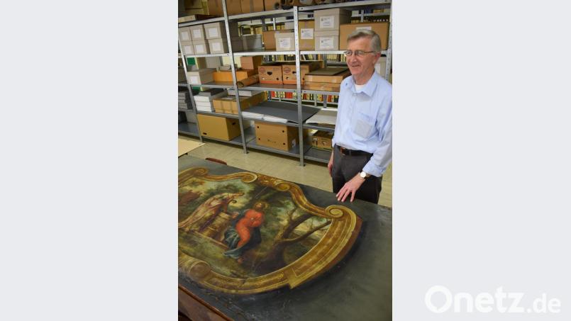 Josef Rösch bewahrt das Altarbild von Maurus Fuchs im Stadtarchiv Bärnau auf, nachdem das historische Stück mehrere Jahrzehnte immer zu Fronleichnam den Altar am Rathaus schmückte und ansonsten am Bauhof eingelagert war. Das Original, das um 1800 entstand, zeigt „Die Samariterin am Jakobsbrunnen“. Bild: szl
