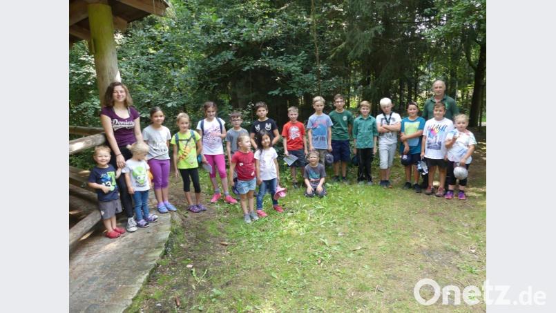 Horstleiter Walter Seltmann (rechts) schickt die Jungen und Mädchen los, damit sie ihr Wissen rund um den Wald und seine Bewohner beweisen können. Bild: rn