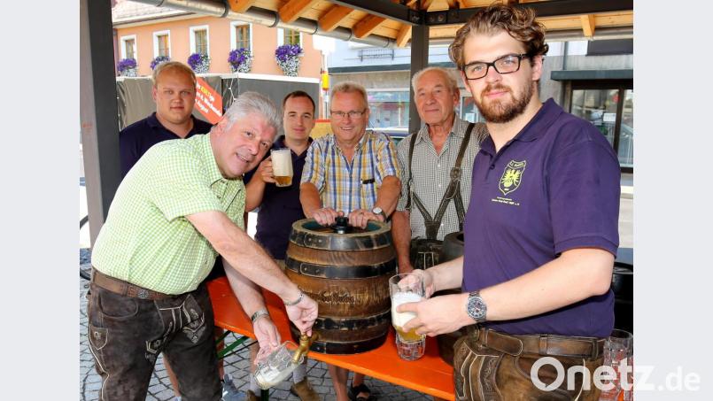 Bürgermeister Stich (links) und Vorsitzender Dominik Mittelmaier zapfen das erste Fass Freibier an. Hinten von links:_ Marco Meierhöfer und Michael Raab vom Cylinder-Club sowie Josef Barth und Karl Bamler von den Siedlern. Bild: mef