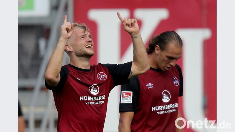 Neuzugang Johannes Geis (links neben Neu-Stürmer Michael Frey) war der Matchwinner beim Sieg des 1. FC Nürnberg gegen den VfL Osnabrück. Bild: Daniel Karmann/dpa