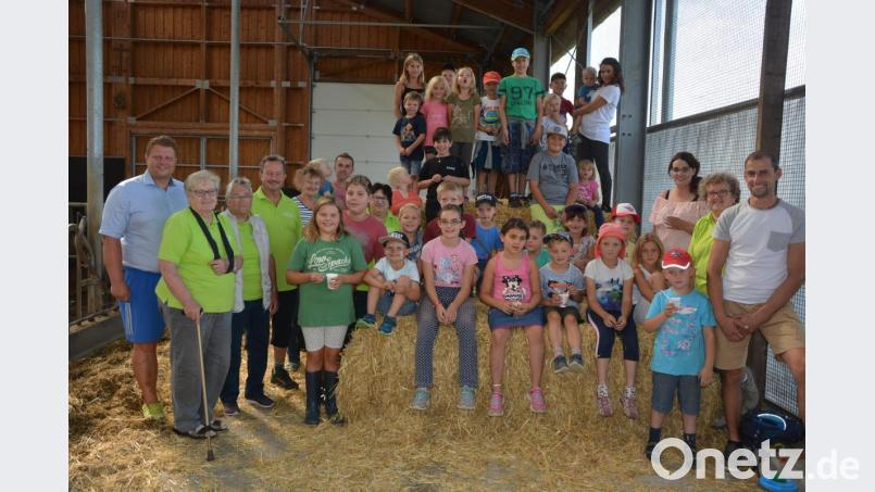 Stark beeindruckt zeigten sich die Kinder beim Besuch des Bauernhofs der Familie Männer in Pechofen. Die Wanderfreunde Mitterteich hatten dazu eingeladen. Mit dabei auch Zweiter Bürgermeister Stefan Grillmeier (links), der den Dank der Stadt überbrachte, sowie (von rechts) Landwirt Ludwig Männer und Wanderfreunde-Vorsitzende Andrea Zinnecker. Bild: jr