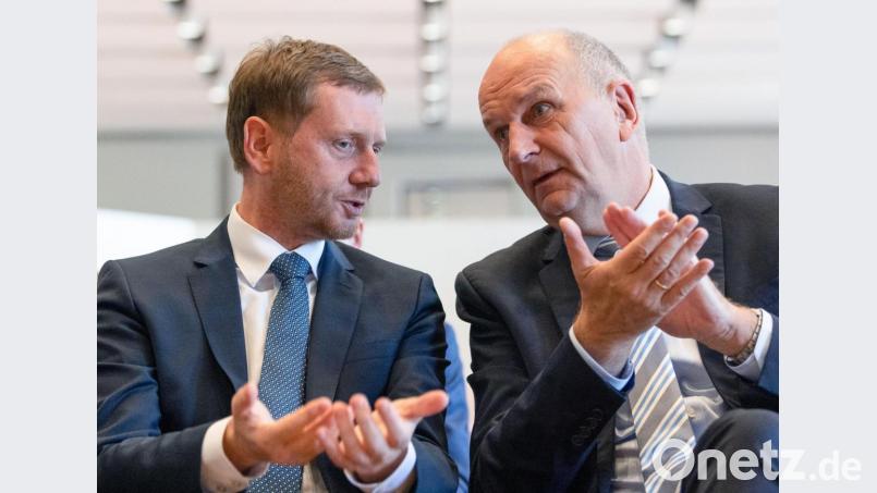Verschiedene Parteien, aber einen gemeinsamen Gegner: Michael Kretschmer (CDU, links), Ministerpräsident von Sachsen, und Dietmar Woidke (SPD), Ministerpräsident von Brandenburg, Bild: Robert Michael/dpa