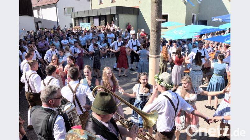 Hunderte von Gästen waren in die „Kirwa-Arena“ beim Wirtsschore gekommen, um dem Baumaustanzen zuzuschauen. Bild: bö