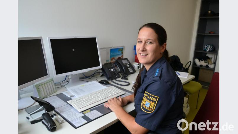 Polizeihauptmeisterin Ramona Weiß sitzt eher selten am Schreibtisch in ihrem Büro. Viel öfter ist sie zur Verkehrserziehung in Kindergärten und Schulen unterwegs. Bild: szl
