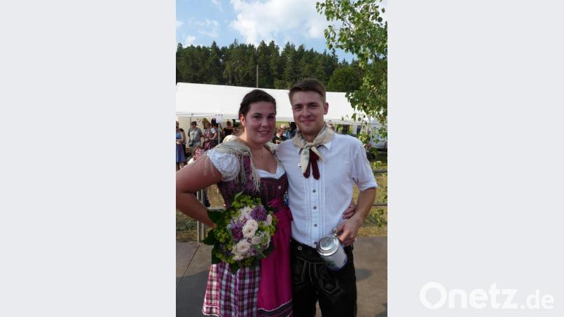 Lisa Frohnhöfer und Thomas Krös als Oberkirwapaar in Breitenbrunn. Bild: rlö