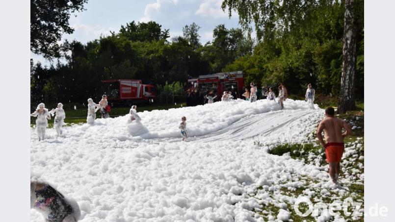 Schaumrutsche der Feuerwehr Erbendorf im Freibad Erbendorf anlässlich des Ferienprogramms der Steinwaldstadt. Bild: mde