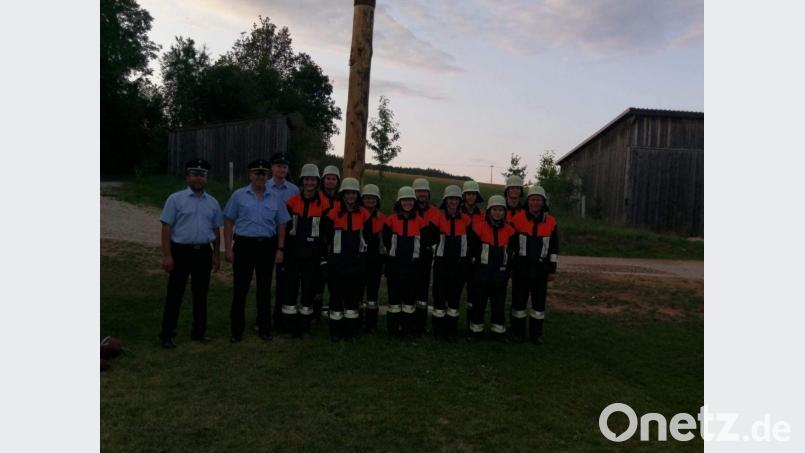 Die jungen Aktiven der Feuerwehr Steiningloh-Urspring bestehen mit Bravour die Leistungsprüfung Gruppe im Löscheinsatz (von links): Kreisbrandmeister Marco Weiß, Kreisbrandinspektor Martin Schmidt, Schiedsrichter Christoph Erras, Gruppenführerin Heike Giehrl, Zweiter Kommandant Josef Giehrl, Julia Giehrl, Kathrin Fischer, Antonia Stauber, Quirin Stauber, Marie Giehrl, Benedikt Lederer, Peter Pfab, Andreas Fischer und Kommandant Ludwig Fischer. Bild: u
