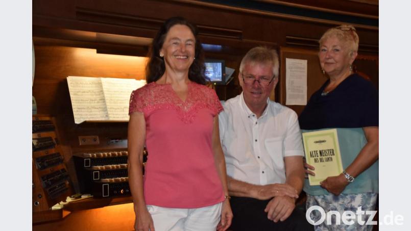 Mezzosoranistin Barbara Fröhlich (Neustadt/WN), Organist Hans Joachim Grajer (Neunkirchen) und Eva Danzl (Weiden, von links) musizieren in mehreren Ensembles. Gemeinsam gestalten sie die achte &quot;musikalische Mittagsandacht&quot;. Bild: hcz