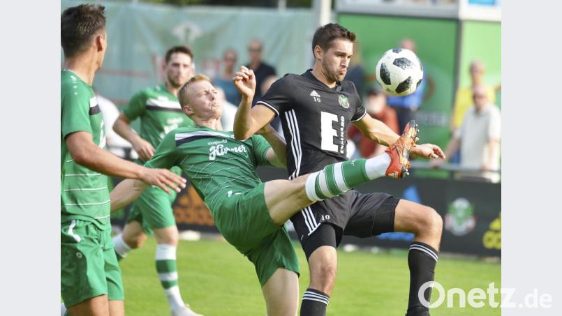 Der rechte Ansbacher Innenverteidiger Niklas Seefried (Mitte) versucht den Ammerthaler Stürmer Christian Schrödl (rechts) mit langem Bein vom Ball zu trennen, beobachtet vom linken Ansbacher Innenverteidiger Tobias Dietrich (links).
Bild: 7iegler Bild: Ziegler
