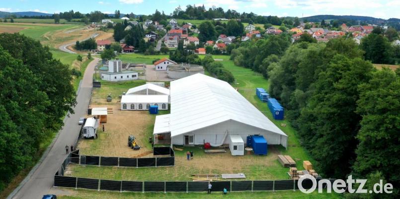 Das 100 Meter lange Zelt am Festgelände ist Dreh- und Angelpunkt der Flosser Kirwa. Bild: mef
