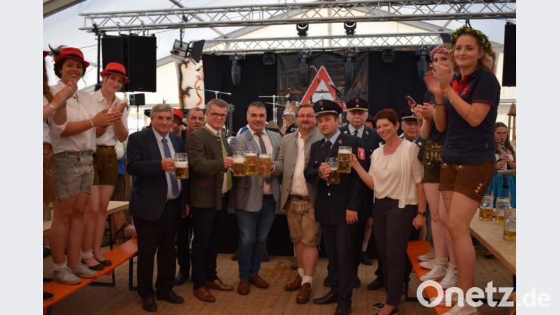 Schirmherr Hubert Obendorfer (Mitte, mit Lederhose) und die geladenen Ehrengäste freuen sich mit den Verantwortlichen der Feuerwehr Fuhrn auf ein gutes Gelingen des Jubelfestes. Die feschen Festdamen aus Fuhrn (links) und die Mädels vom Patenverein Kemnath (rechts) sorgten gleich von Beginn an für Stimmung. Bild: bnr