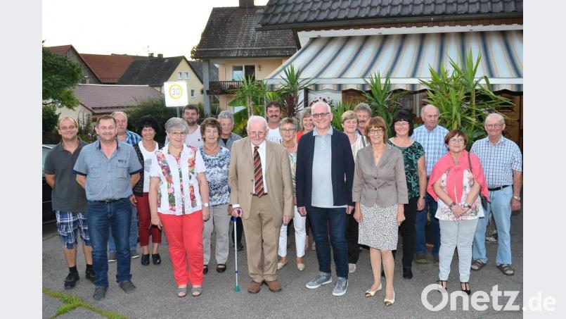 Zum 90. Geburtstag gratulieren Manfred Labitzke (Mitte) neben Bürgermeisterin Margit Kirzinger (Fünfte von rechts) OWV-Vorsitzender Andreas Neuber (links) und Vorstand Eugen Woppmann junior (Zehnter von links) vom Pfrentscher Spickerverein. Bild: fjo
