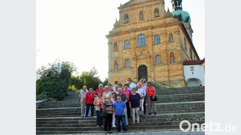 Rund 60 Teilnehmer waren beim Ausflug der AWO nach Amberg dabei. Im Bild einige Teilnehmer vor der Wallfahrtskirche &quot;Maria Hilf&quot;. Bild: Marianne Scheffler/exb