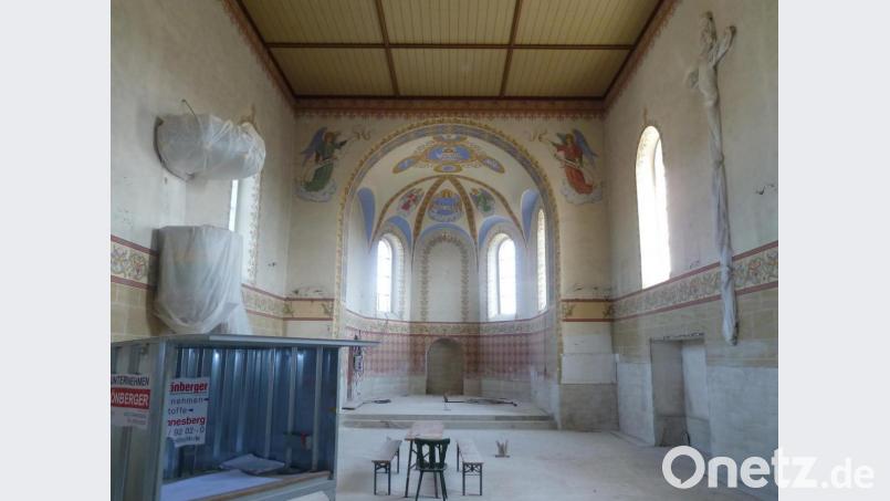 Gähnende Leere im Altarraum: Auch der Hochaltar wurde schließlich aus der Kirche geschafft, nachdem der Sockel doch einige Schäden aufweist. Rechts die Nische für den ebenfalls zu renovierenden Beichtstuhl. Bild: Portner