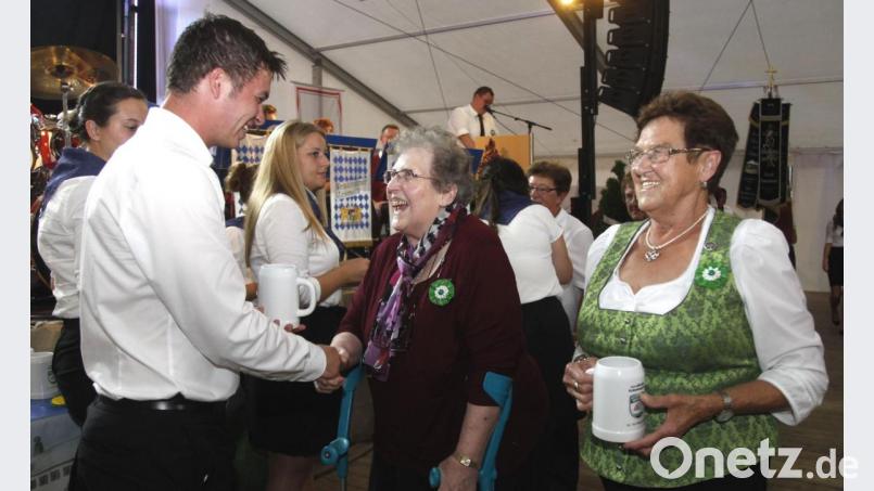 Vorsitzender Georg Mayer (links) ehrte die Gründungsvorsitzende der Mädchengruppe, Rosalia Schwanzl (rechts), und deren Nachfolgerin Gertraud Bäuml (Mitte). Bild: Hirsch
