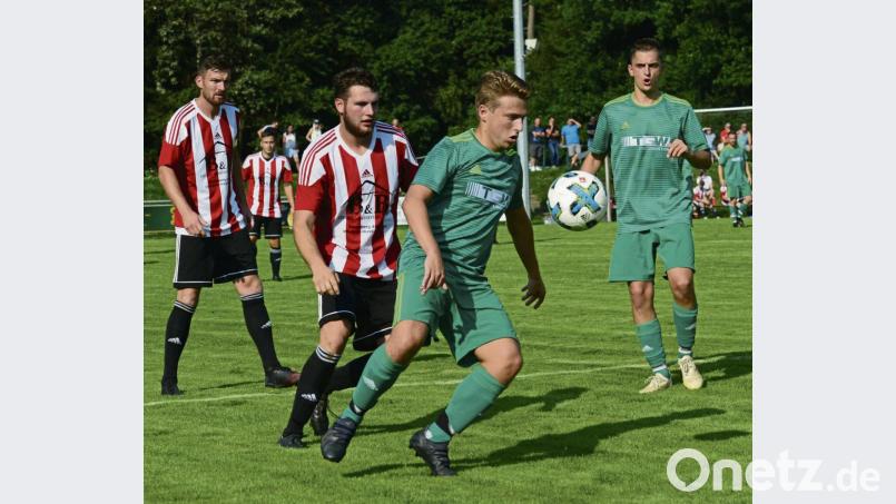 Daniel Augustin (Zweiter von rechts) und sein Teamkollege vom FC OVI-Teunz, Manuel Löffelmann (rechts) hatten gegen die Rötzer Abwehr oft einen schweren Stand. Bild: ham