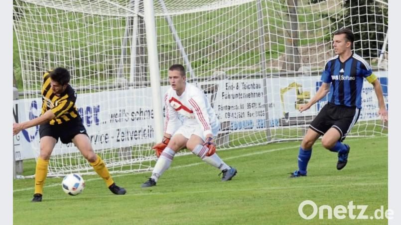 Tim Roth (rechts) und Torwart Lukas Steininger (Mitte/SpVgg SV Weiden II) wollen den Kulmainer vom eigenen Kasten fern halten. Die Partie endete noch 4:3 für die Landesliga-Reserve, nachdem Kulmain schon mit 3:0 geführt hatte. Bild: heh