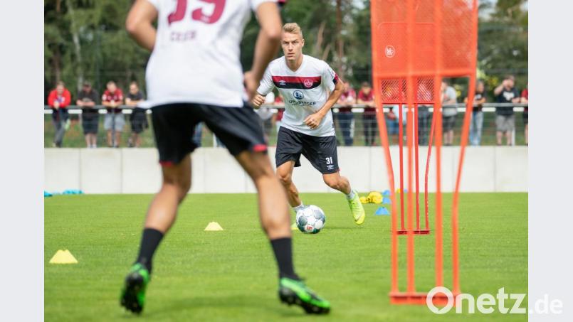 Ondrej Petrak spielt im Training den Ball. Auch er kommt nach Waidhaus. Bild: dpa/Daniel Karmann